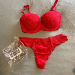NWOT VS Matching Balconette & Thong Set, 32DD & M